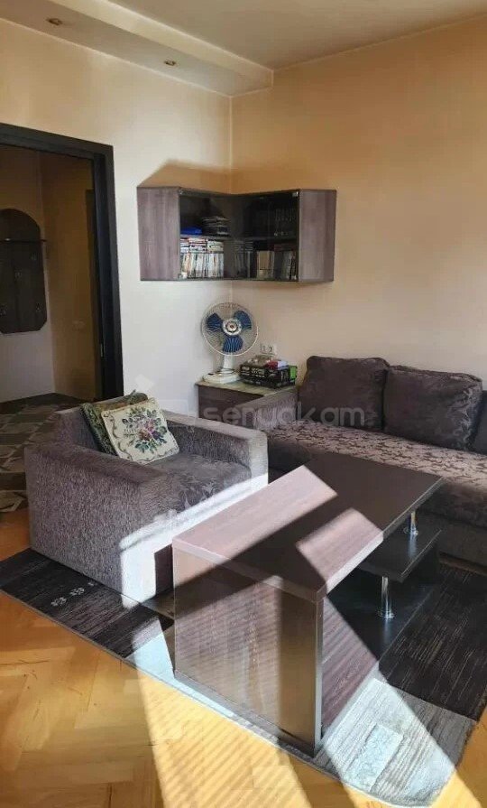 3 Սենյականոց Բնակարան Քարե Շենքում, 80քմ, 2/5 հարկ, Նորմալ Վիճակում