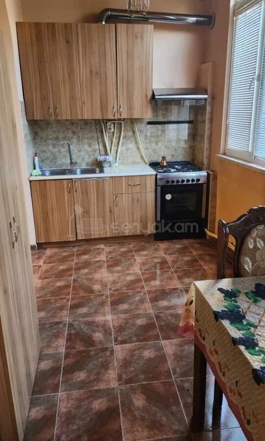 3 Սենյականոց Բնակարան Քարե Շենքում, 80քմ, 2/5 հարկ, Նորմալ Վիճակում