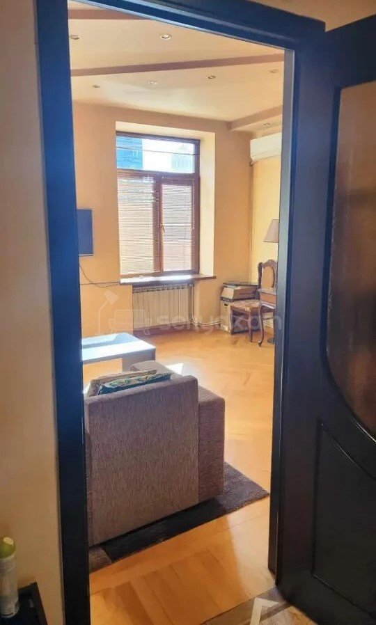 3 Սենյականոց Բնակարան Քարե Շենքում, 80քմ, 2/5 հարկ, Նորմալ Վիճակում