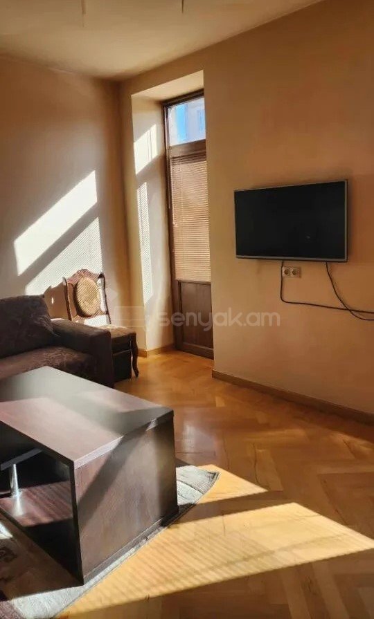 3 Սենյականոց Բնակարան Քարե Շենքում, 80քմ, 2/5 հարկ, Նորմալ Վիճակում