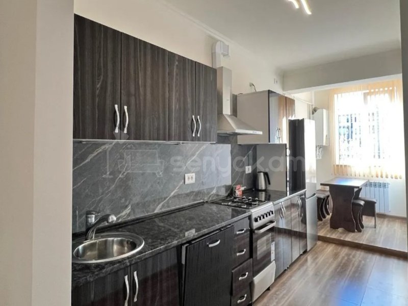 3 Սենյականոց Բնակարան Քարե Շենքում, 75քմ, 1/5 հարկ, Կապիտալ Վերանորոգված, Կահավորված, Արևկող