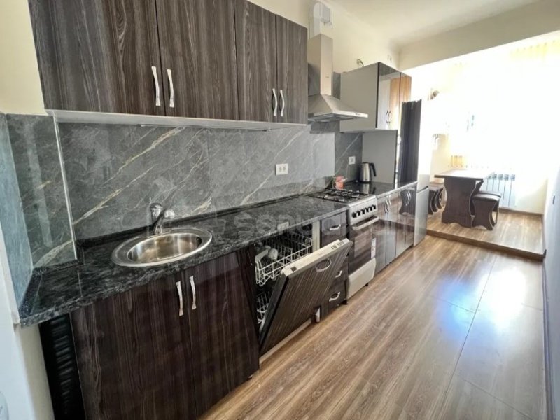 3 Սենյականոց Բնակարան Քարե Շենքում, 75քմ, 1/5 հարկ, Կապիտալ Վերանորոգված, Կահավորված, Արևկող