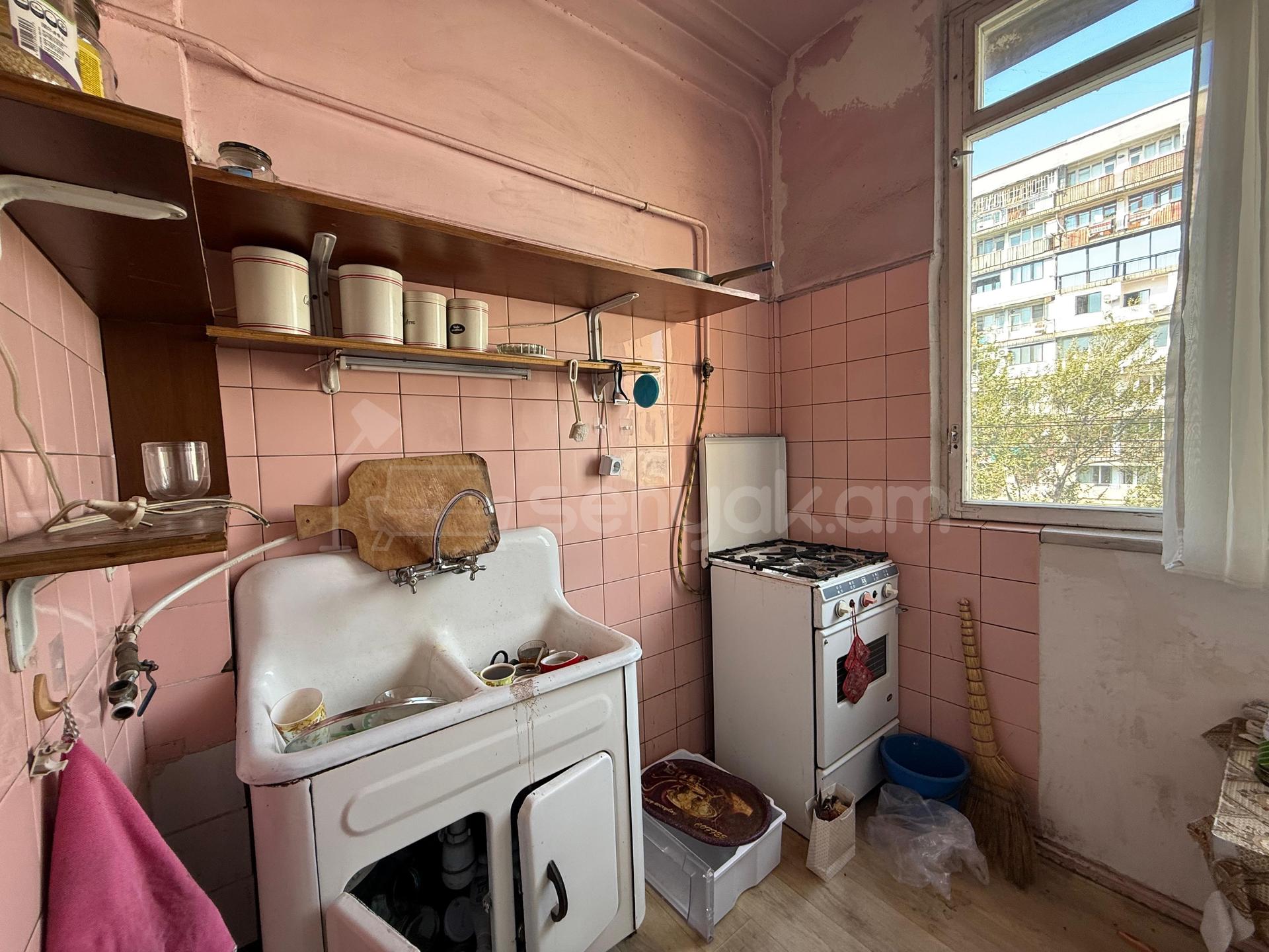 3 Սենյականոց Բնակարան Քարե Շենքում, 73քմ, 5/5 հարկ, Պետական Վիճակում