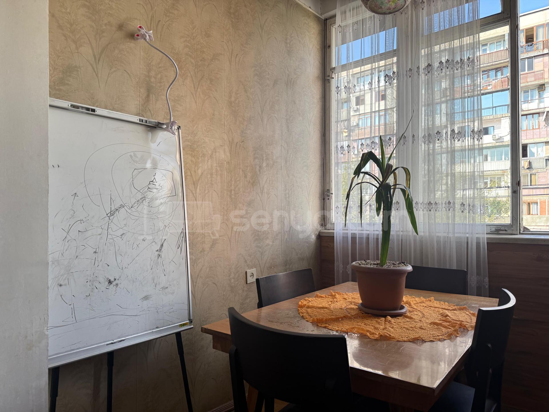 3 Սենյականոց Բնակարան Քարե Շենքում, 73քմ, 5/5 հարկ, Պետական Վիճակում