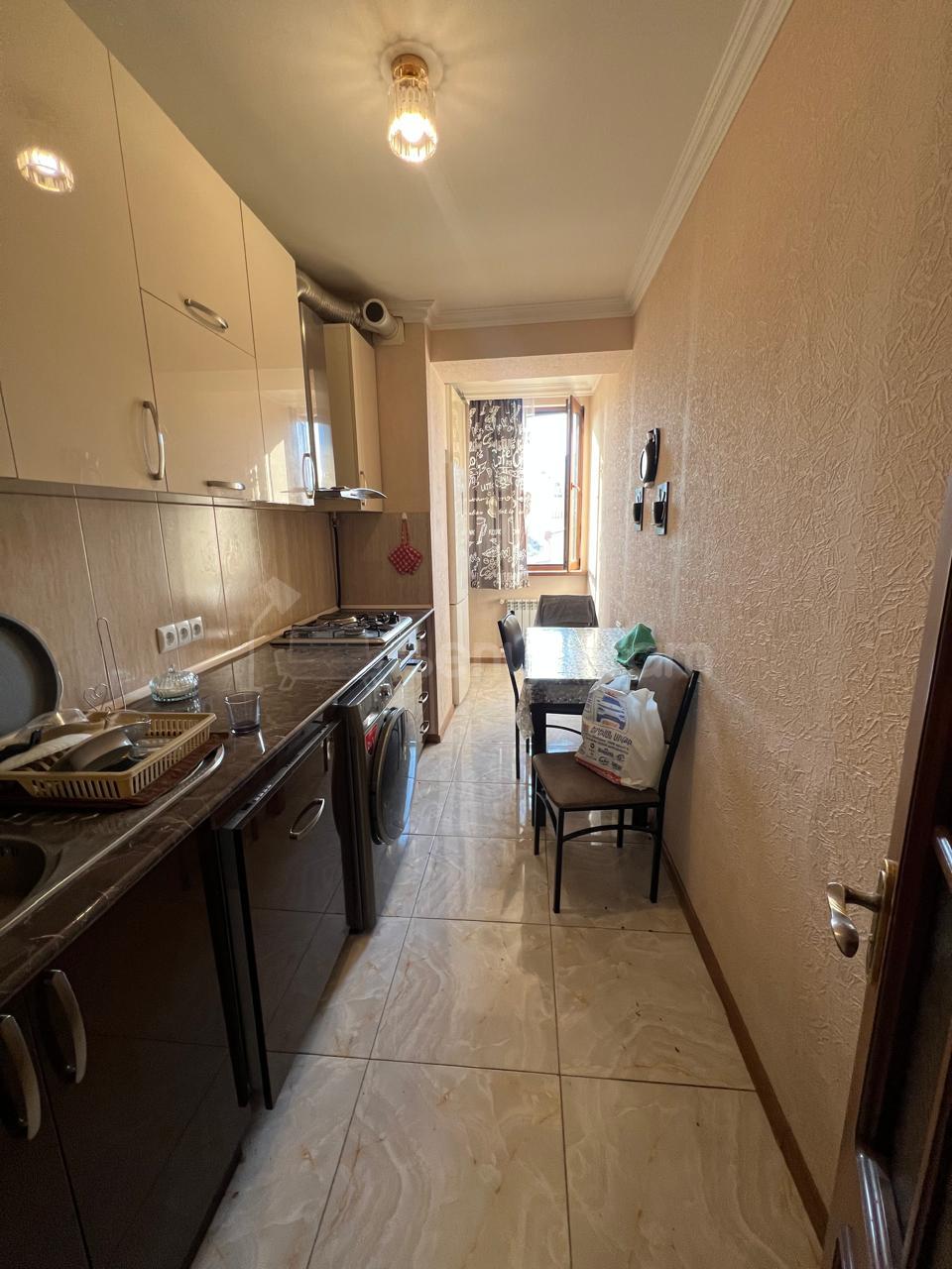 3 Սենյականոց Բնակարան Քարե Շենքում, 65քմ, 3/5 հարկ, Կապիտալ Վերանորոգված