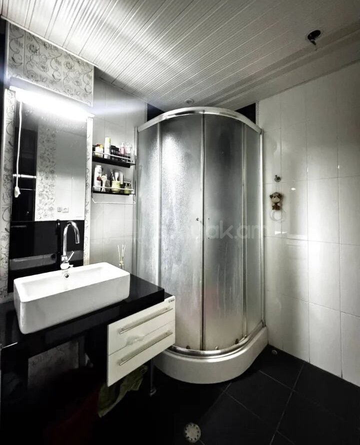 3 Սենյականոց Բնակարան Քարե Շենքում, 89քմ, 3/8 հարկ, Կապիտալ Վերանորոգված