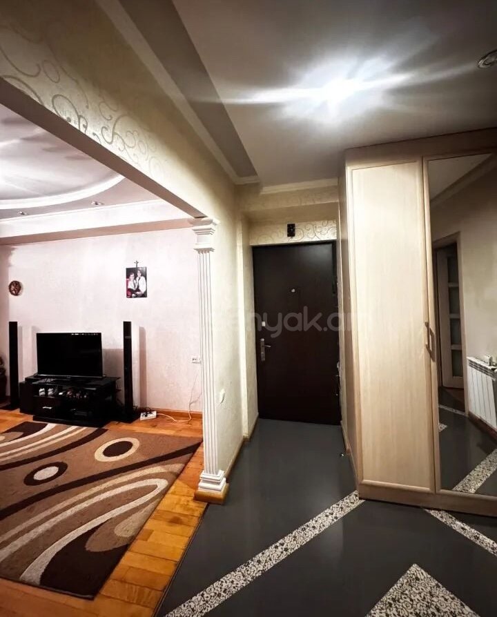 3 Սենյականոց Բնակարան Քարե Շենքում, 89քմ, 3/8 հարկ, Կապիտալ Վերանորոգված