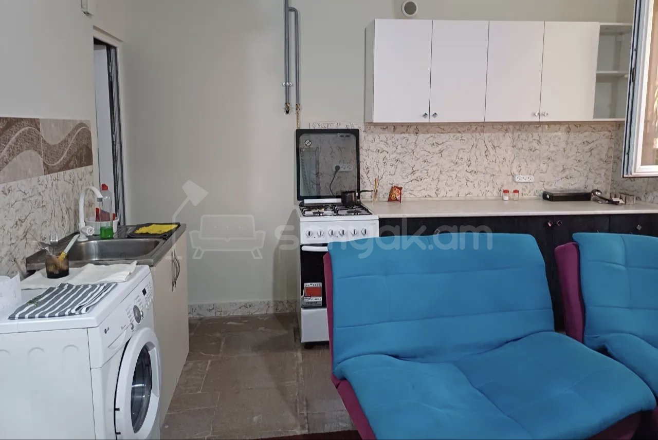 3 Սենյականոց Բնակարան Քարե Շենքում, 82քմ, 3/5 հարկ, Նորմալ Վիճակում, Կահավորված