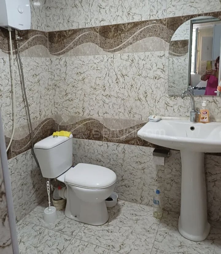 3 Սենյականոց Բնակարան Քարե Շենքում, 82քմ, 3/5 հարկ, Նորմալ Վիճակում, Կահավորված