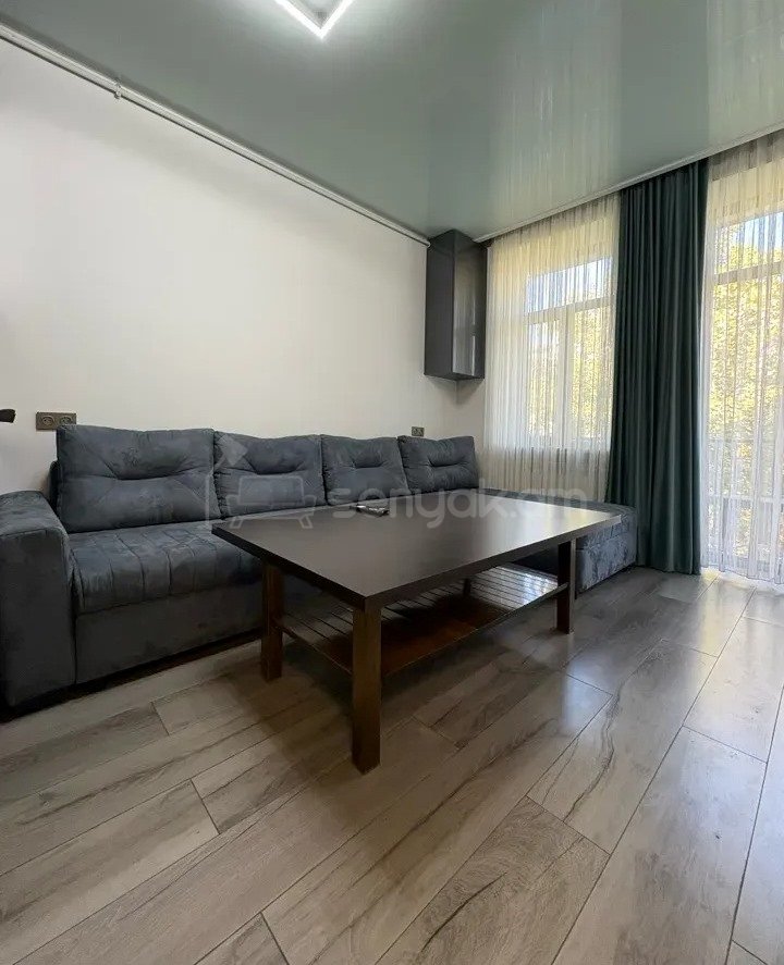 2 Սենյականոց Բնակարան Քարե Շենքում, 35քմ, 5/5 հարկ, Կապիտալ Վերանորոգված