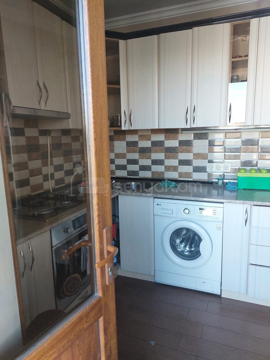 3 Սենյականոց Բնակարան Քարե Շենքում, 78քմ, 4/5 հարկ, Դիզայներական Վերանորոգված