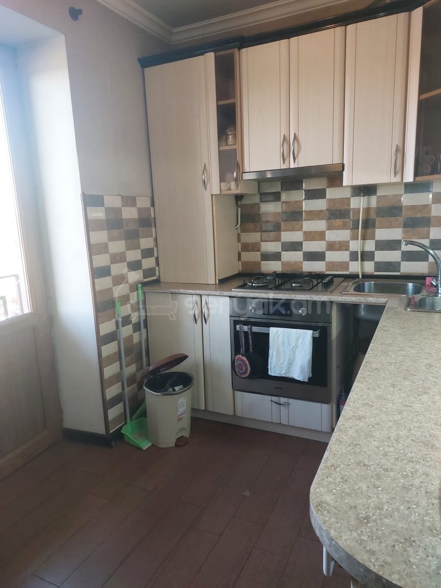 3 Սենյականոց Բնակարան Քարե Շենքում, 78քմ, 4/5 հարկ, Դիզայներական Վերանորոգված