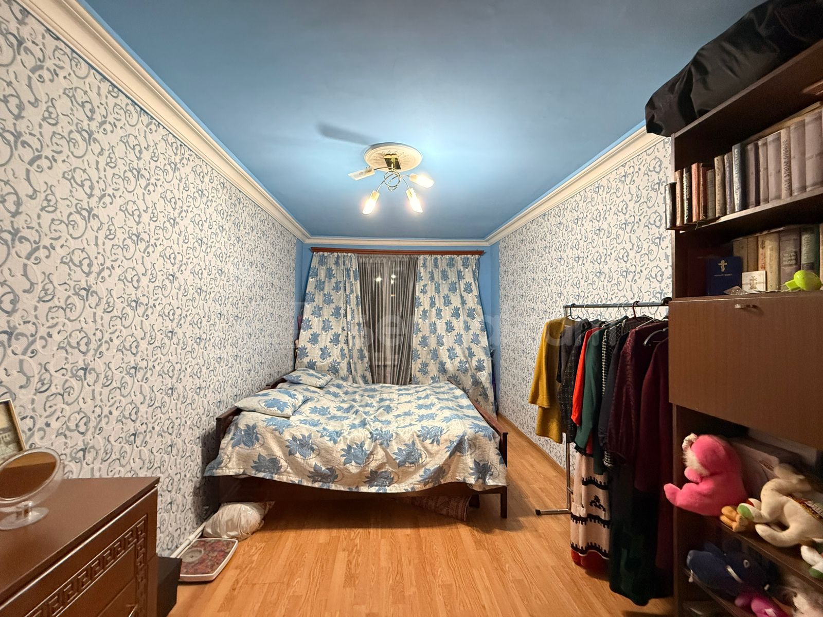 3 Սենյականոց Բնակարան Քարե Շենքում, 80քմ, 1/5 հարկ, Նորմալ Վիճակում, Կահավորված, Արևկող