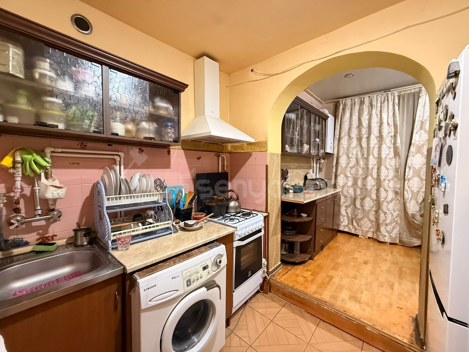 3 Սենյականոց Բնակարան Քարե Շենքում, 80քմ, 1/5 հարկ, Նորմալ Վիճակում, Կահավորված, Արևկող