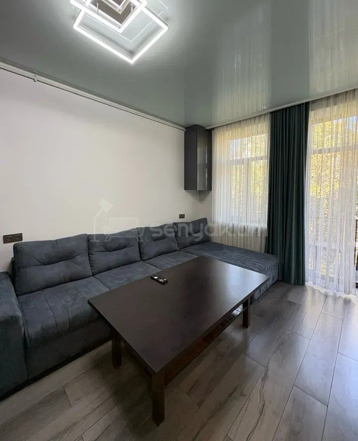 2 Սենյականոց Բնակարան Քարե Շենքում, 35քմ, 5/5 հարկ, Կապիտալ Վերանորոգված