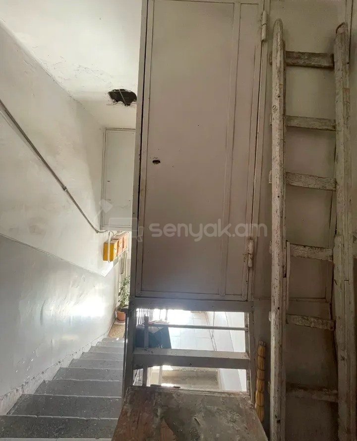 2 Սենյականոց Բնակարան Քարե Շենքում, 44քմ, 5/5 հարկ, Կապիտալ Վերանորոգված