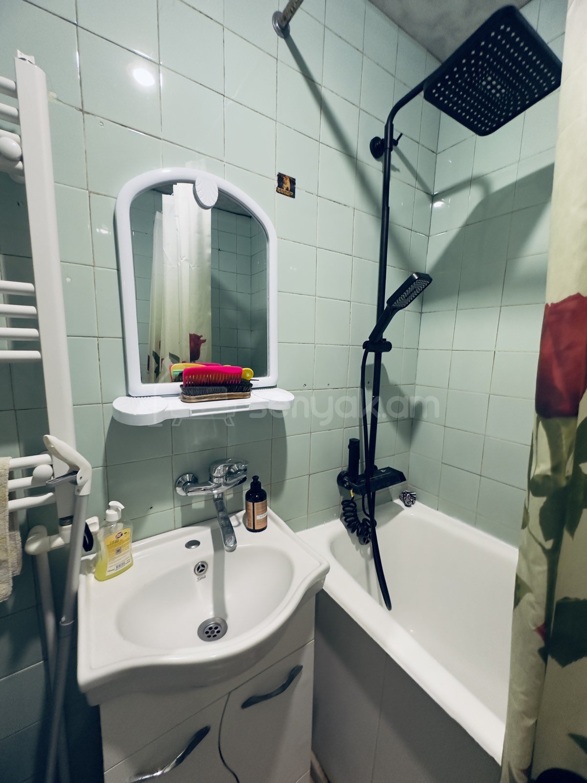 4 Սենյականոց Բնակարան Քարե Շենքում, 107քմ, 4/5 հարկ, Կապիտալ Վերանորոգված