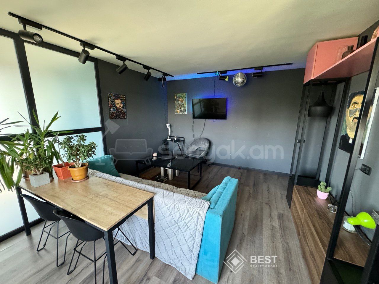 2 Սենյականոց Բնակարան Քարե Շենքում, 53քմ, 4/4 հարկ, Դիզայներական Վերանորոգված