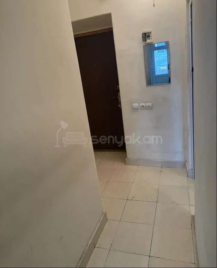 1 Սենյականոց Բնակարան Քարե Շենքում, 34քմ, 5/5 հարկ, Կապիտալ Վերանորոգված