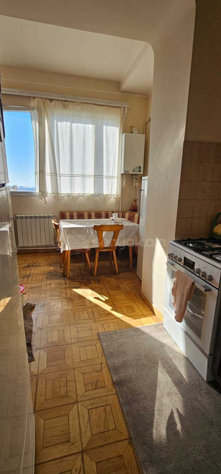 3 Սենյականոց Բնակարան Քարե Շենքում, 100քմ, 4/5 հարկ, Կապիտալ Վերանորոգված