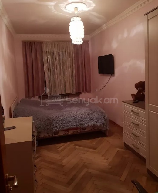 3 Սենյականոց Բնակարան Քարե Շենքում, 77քմ, 5/5 հարկ, Կապիտալ Վերանորոգված