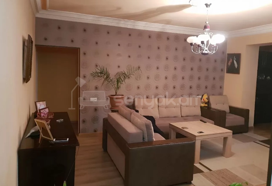 3 Սենյականոց Բնակարան Քարե Շենքում, 77քմ, 5/5 հարկ, Կապիտալ Վերանորոգված