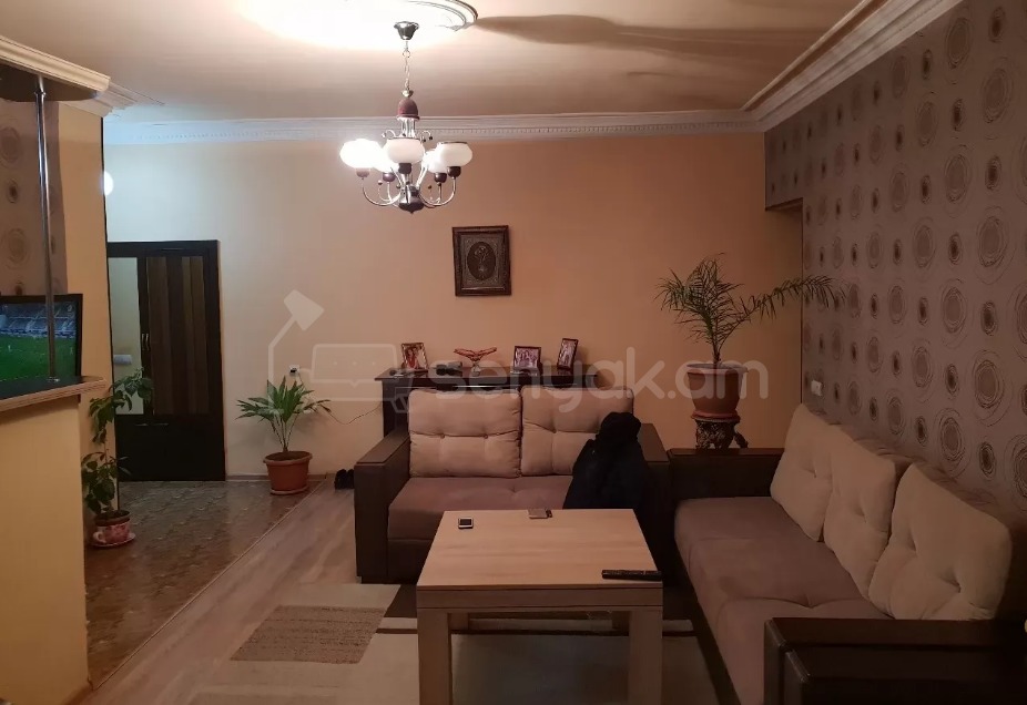 3 Սենյականոց Բնակարան Քարե Շենքում, 77քմ, 5/5 հարկ, Կապիտալ Վերանորոգված