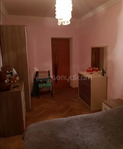 3 Սենյականոց Բնակարան Քարե Շենքում, 77քմ, 5/5 հարկ, Կապիտալ Վերանորոգված