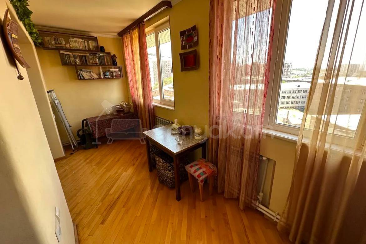 3 Սենյականոց Բնակարան Քարե Շենքում, 78քմ, 8/10 հարկ, Նորմալ Վիճակում, Կահավորված