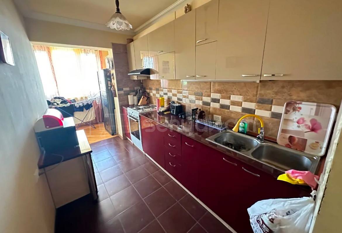 3 Սենյականոց Բնակարան Քարե Շենքում, 78քմ, 8/10 հարկ, Նորմալ Վիճակում, Կահավորված