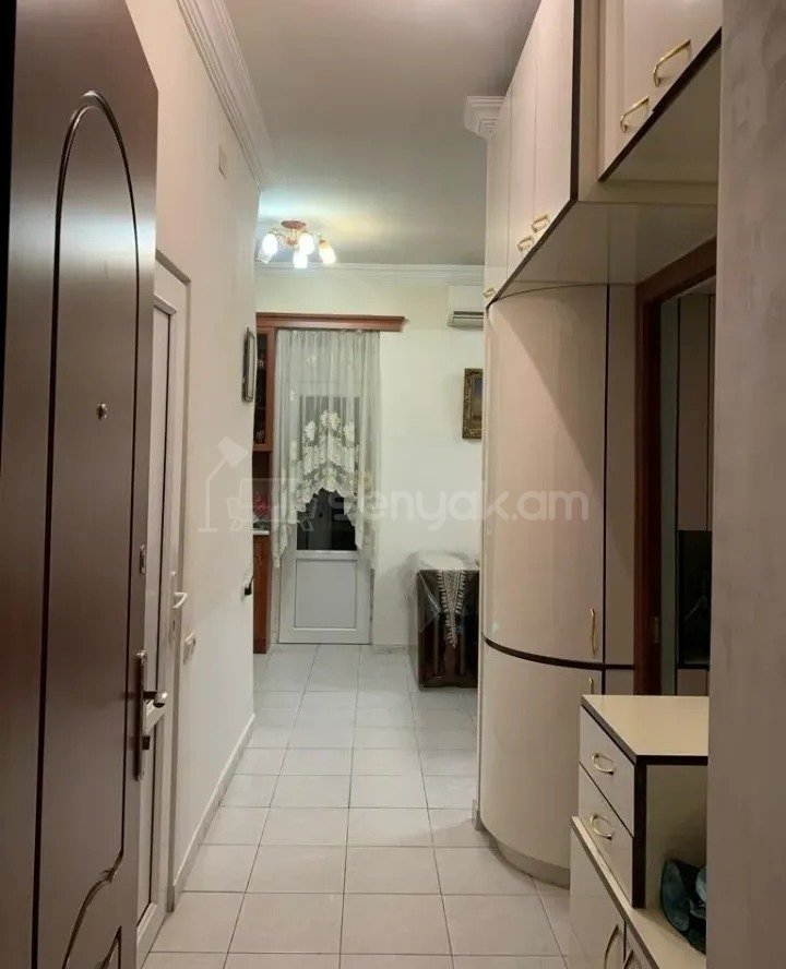 2 Սենյականոց Բնակարան Քարե Շենքում, 40քմ, 5/5 հարկ, Կապիտալ Վերանորոգված