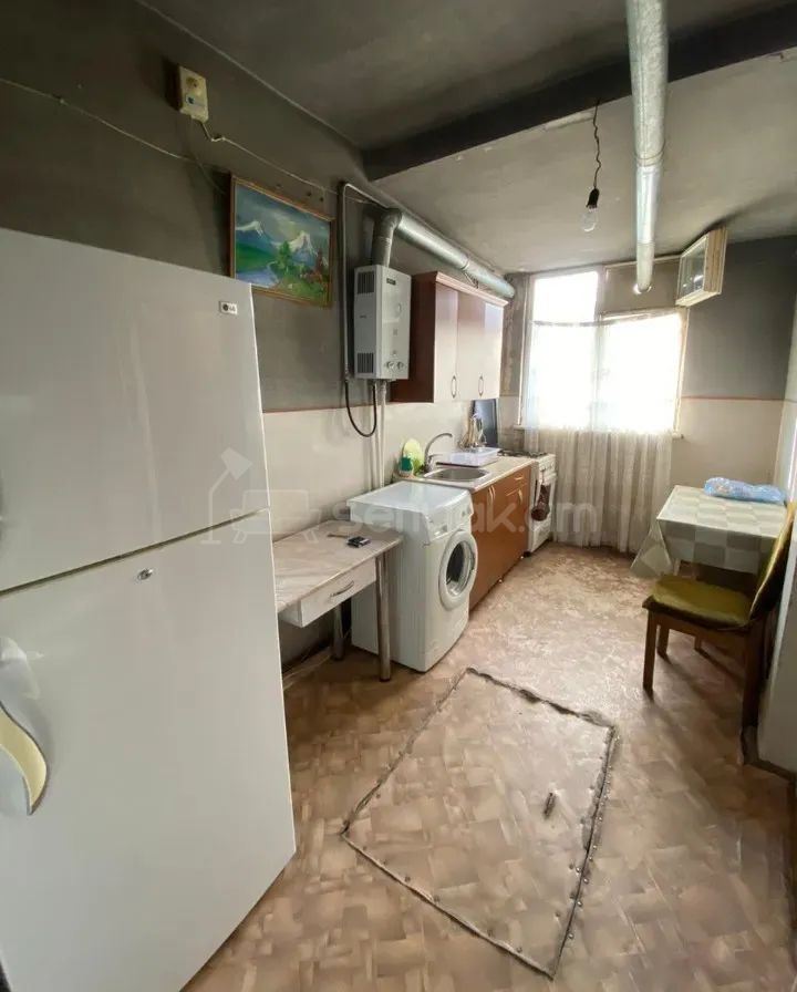 5 Սենյականոց Բնակարան Քարե Շենքում, 140քմ, 2/2 հարկ, Նորմալ Վիճակում