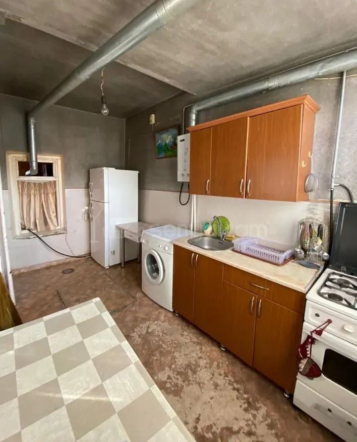 5 Սենյականոց Բնակարան Քարե Շենքում, 140քմ, 2/2 հարկ, Նորմալ Վիճակում