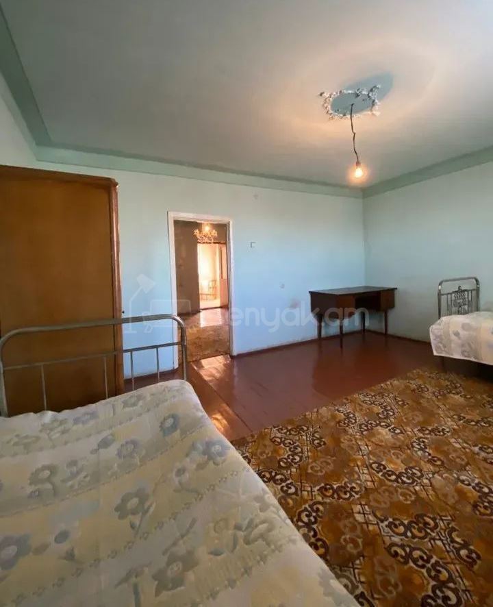 5 Սենյականոց Բնակարան Քարե Շենքում, 140քմ, 2/2 հարկ, Նորմալ Վիճակում