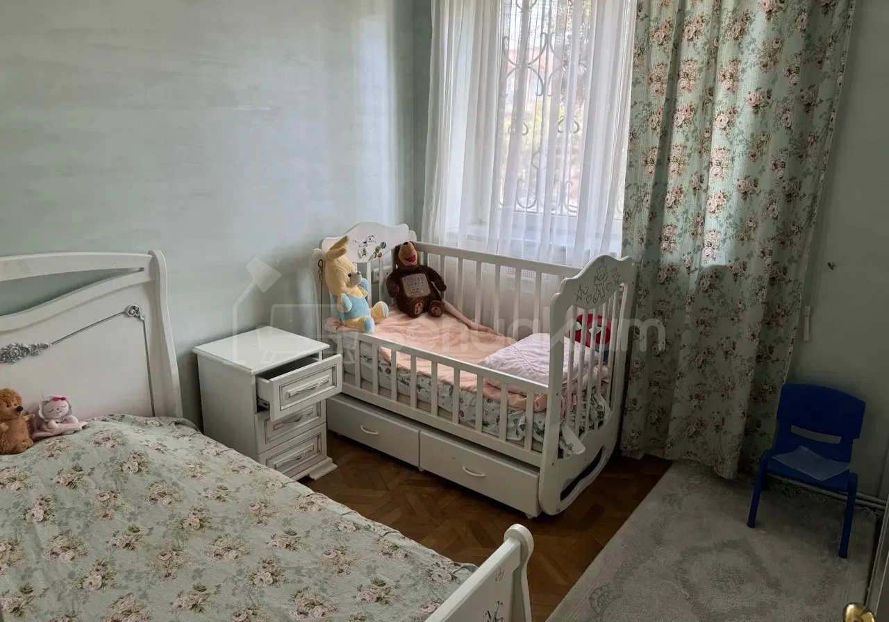 4 Սենյականոց Բնակարան Քարե Շենքում, 110քմ, 2/5 հարկ, Կապիտալ Վերանորոգված, Կահավորված