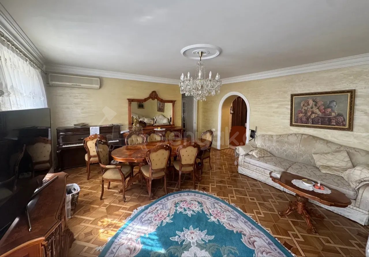 4 Սենյականոց Բնակարան Քարե Շենքում, 110քմ, 2/5 հարկ, Կապիտալ Վերանորոգված, Կահավորված