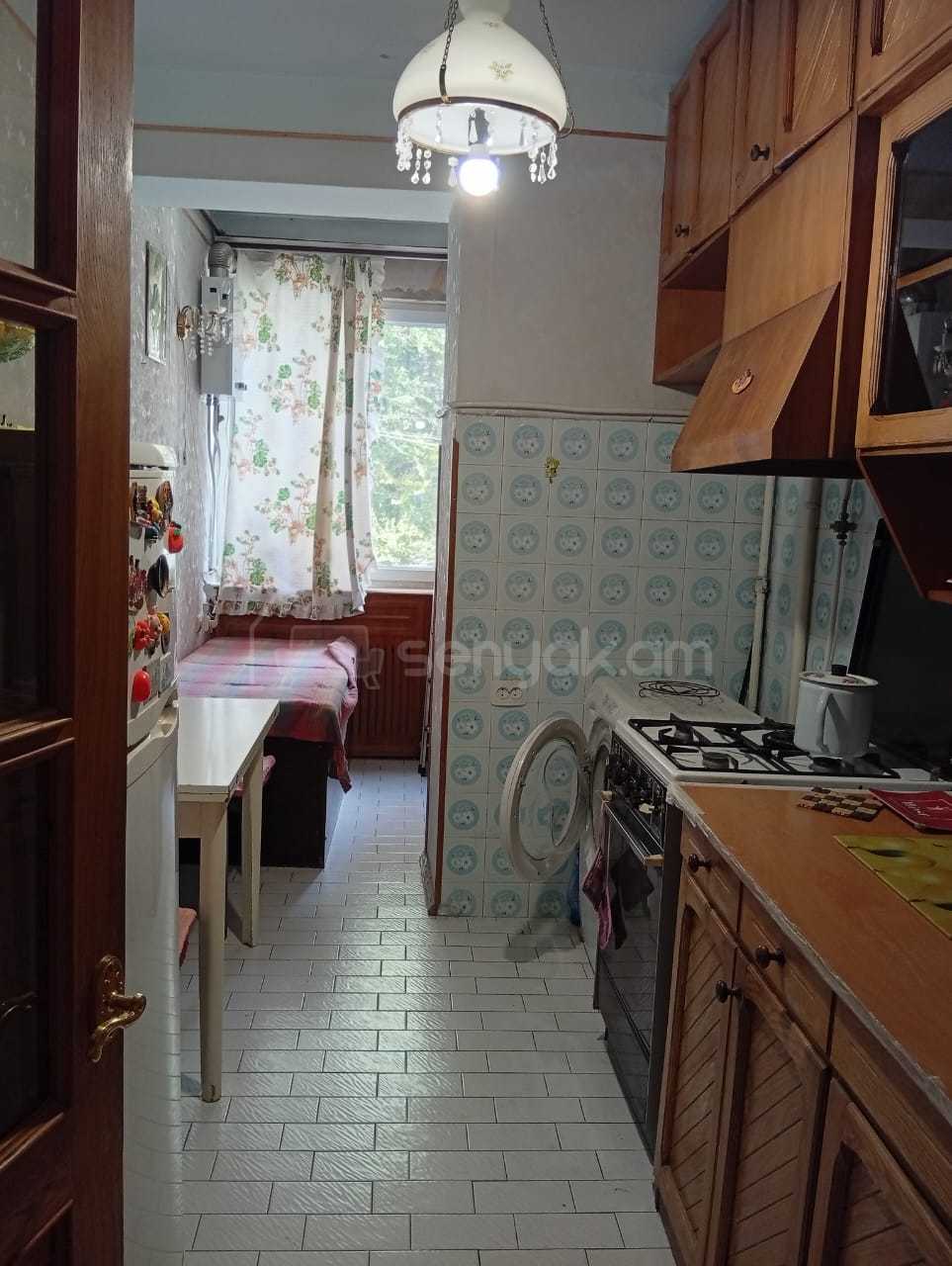 1 Սենյականոց Բնակարան Քարե Շենքում, 48քմ, 3/5 հարկ, Նորմալ Վիճակում, Կահավորված, Արևկող