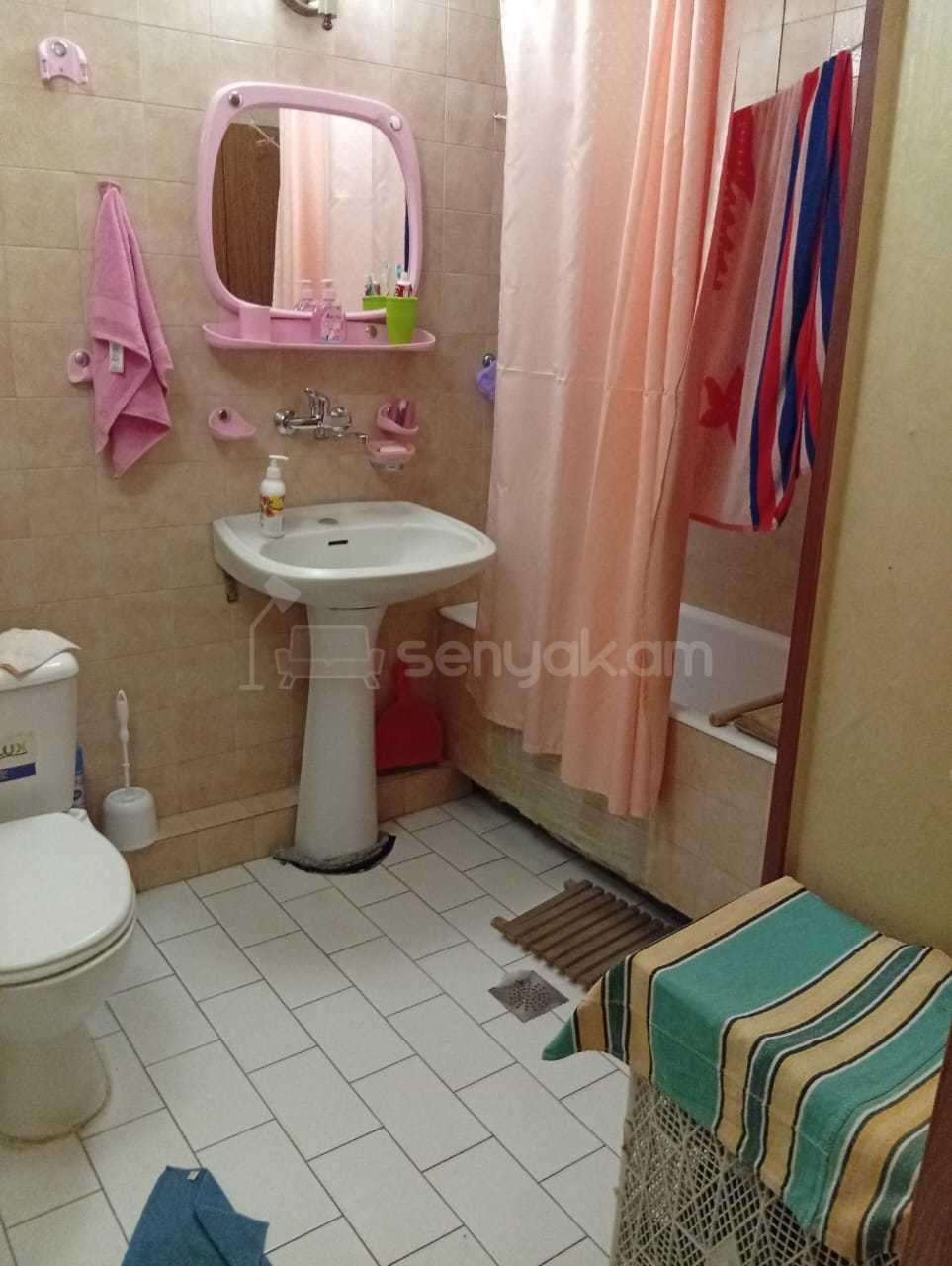 1 Սենյականոց Բնակարան Քարե Շենքում, 48քմ, 3/5 հարկ, Նորմալ Վիճակում, Կահավորված, Արևկող