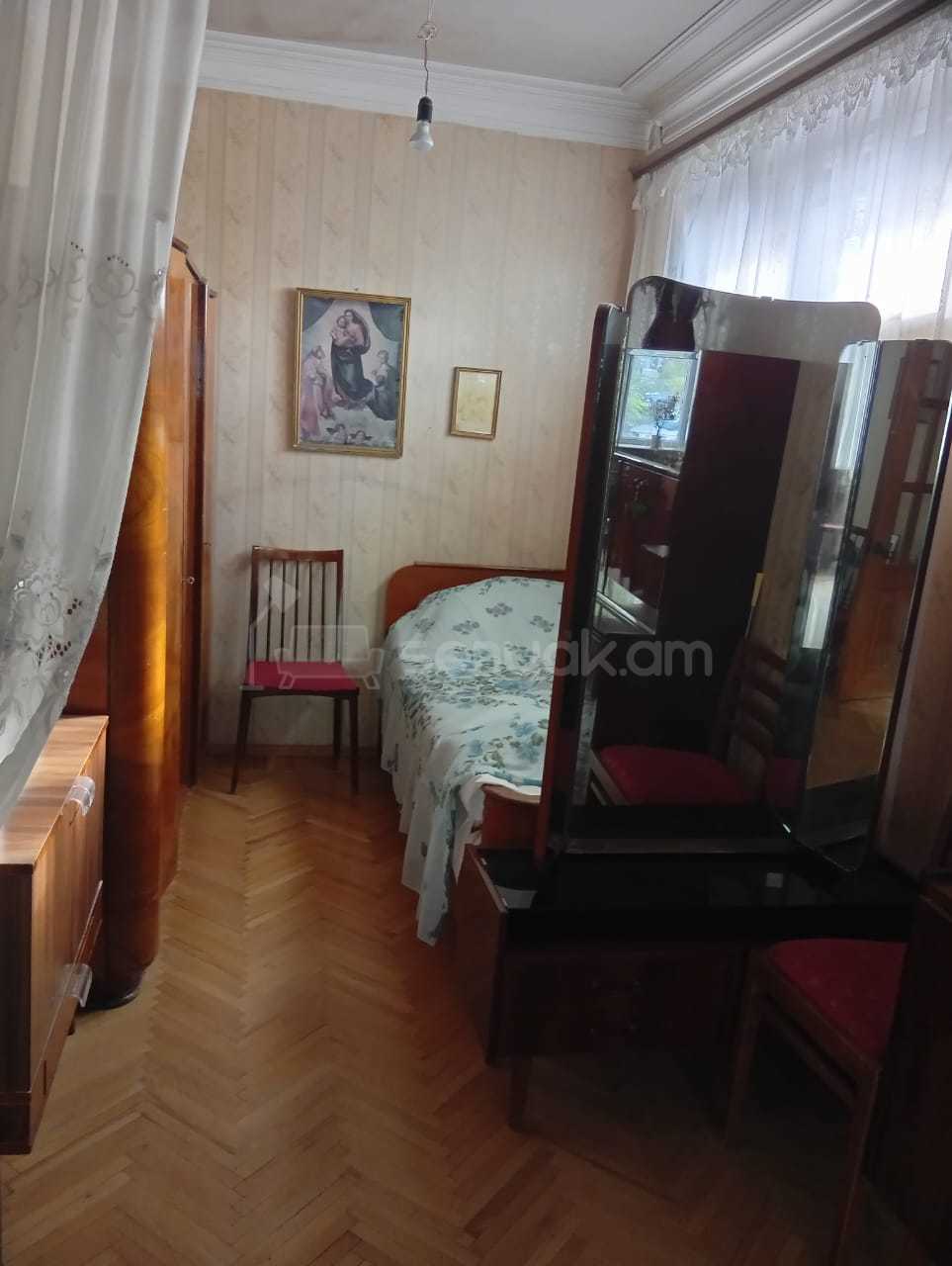 1 Սենյականոց Բնակարան Քարե Շենքում, 48քմ, 3/5 հարկ, Նորմալ Վիճակում, Կահավորված, Արևկող