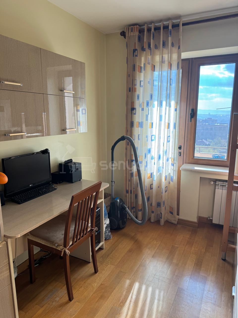 1 Սենյականոց Բնակարան Քարե Շենքում, 48քմ, 3/5 հարկ, Նորմալ Վիճակում, Կահավորված, Արևկող