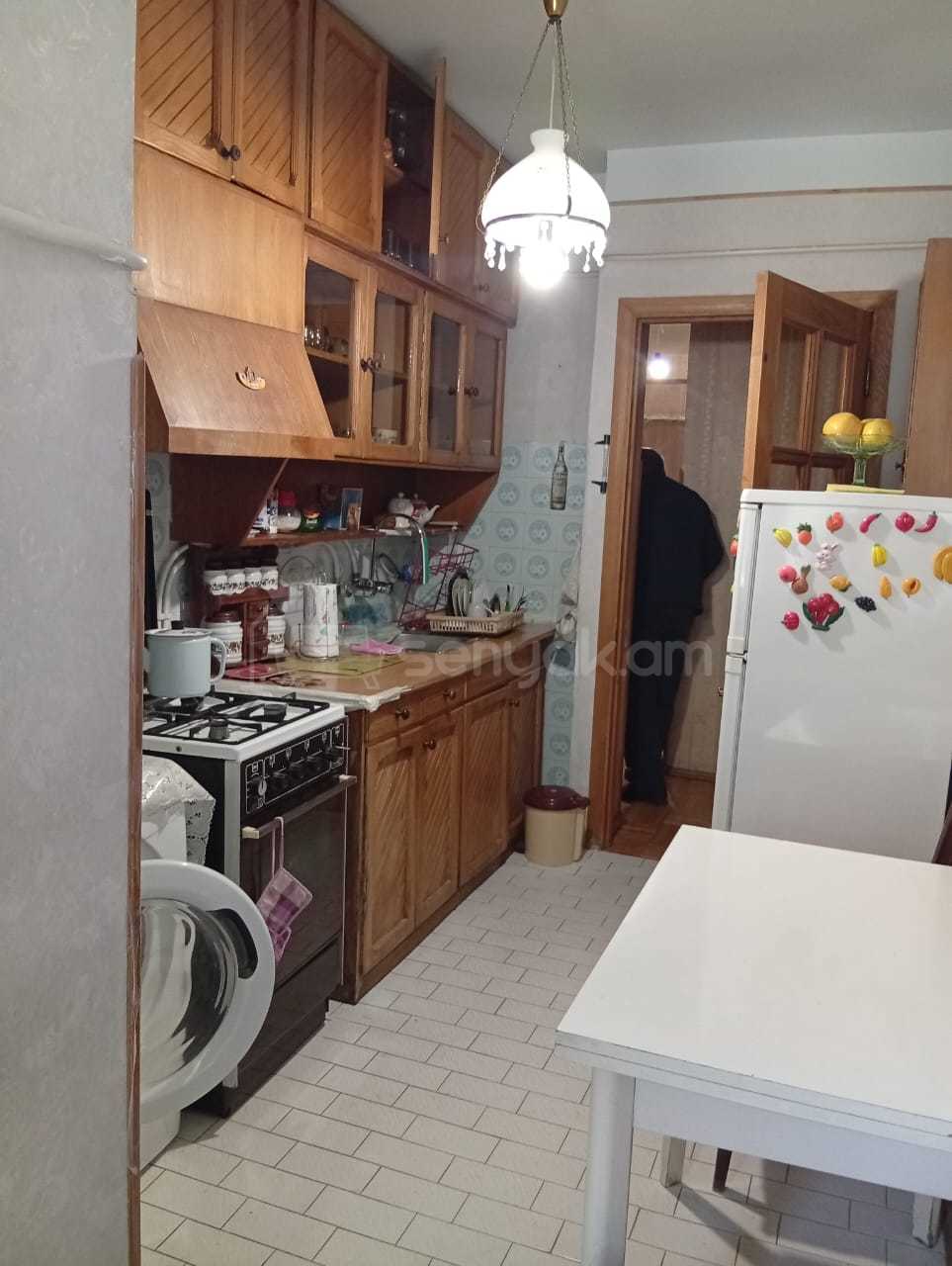 1 Սենյականոց Բնակարան Քարե Շենքում, 48քմ, 3/5 հարկ, Նորմալ Վիճակում, Կահավորված, Արևկող