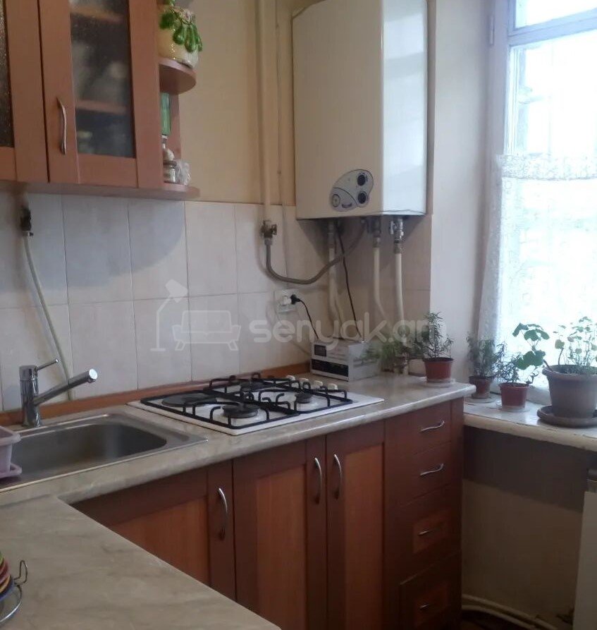 1 Սենյականոց Բնակարան Քարե Շենքում, 30քմ, 1/4 հարկ, Նորմալ Վիճակում