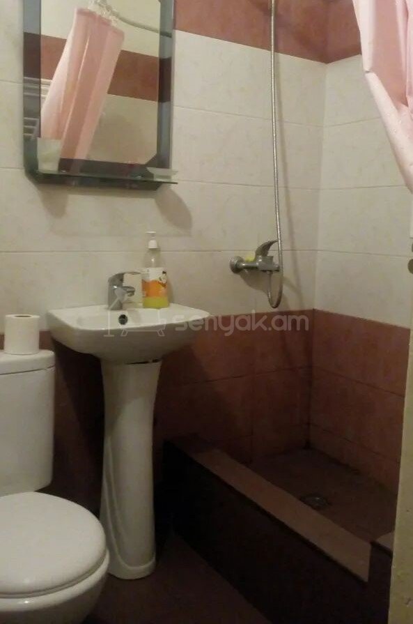 1 Սենյականոց Բնակարան Քարե Շենքում, 30քմ, 1/4 հարկ, Նորմալ Վիճակում