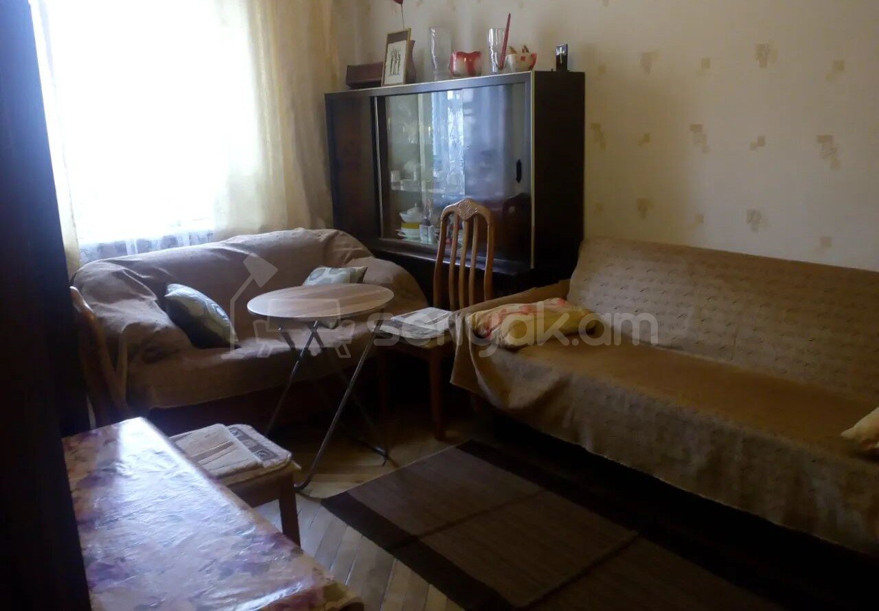 1 Սենյականոց Բնակարան Քարե Շենքում, 30քմ, 1/4 հարկ, Նորմալ Վիճակում