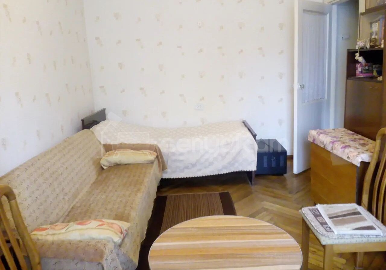 1 Սենյականոց Բնակարան Քարե Շենքում, 30քմ, 1/4 հարկ, Նորմալ Վիճակում