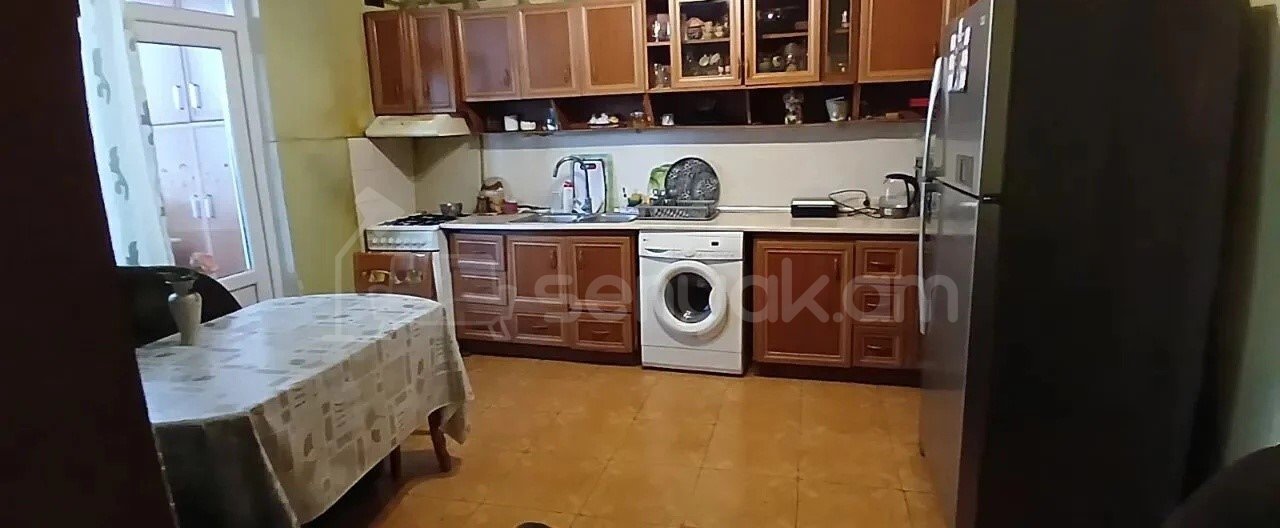 3 Սենյականոց Բնակարան, 81քմ, 4/4 հարկ, Նորմալ Վիճակում