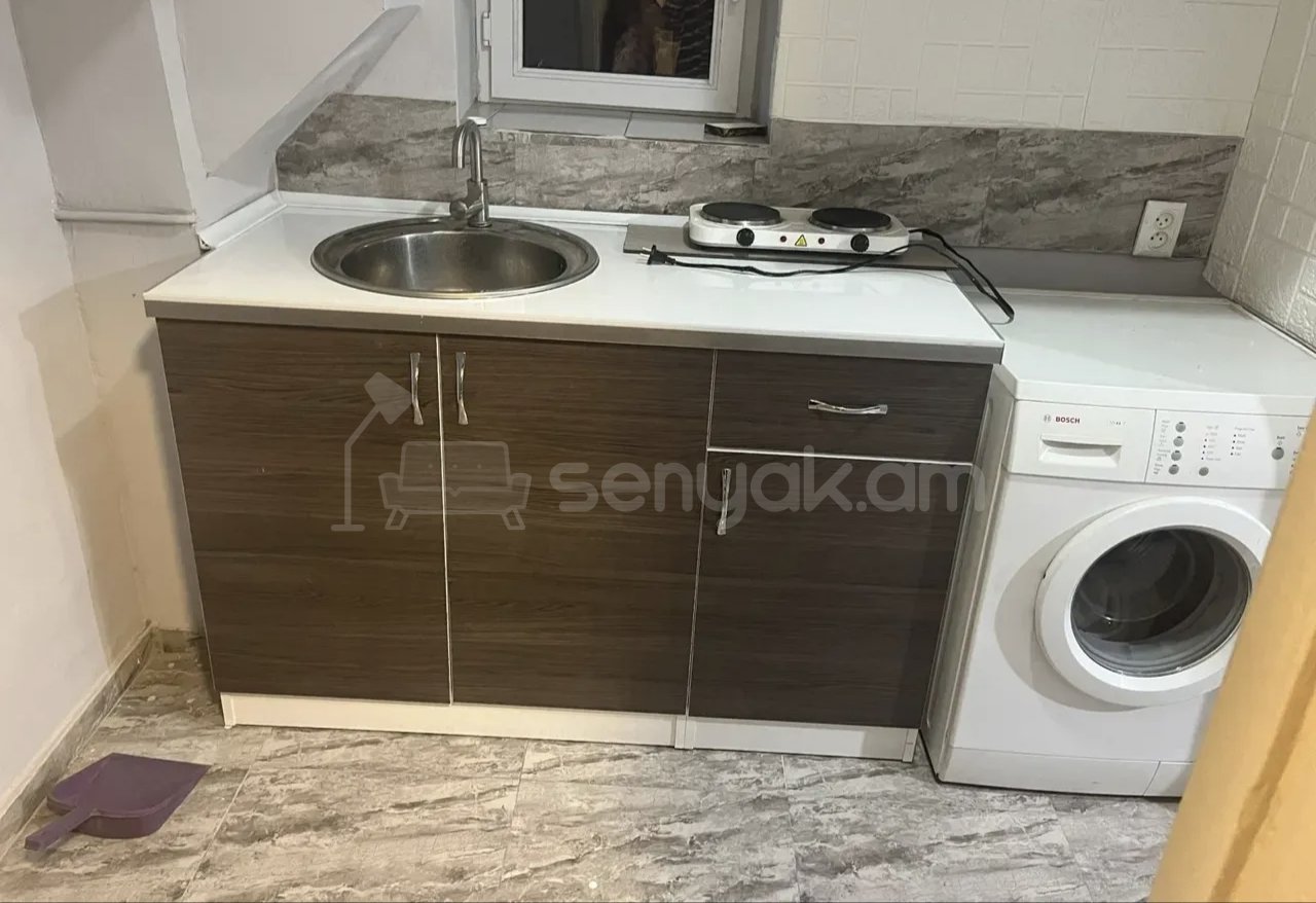 1 Սենյականոց Բնակարան Քարե Շենքում, 42քմ, 2/4 հարկ, Նորմալ Վիճակում, Կահավորված