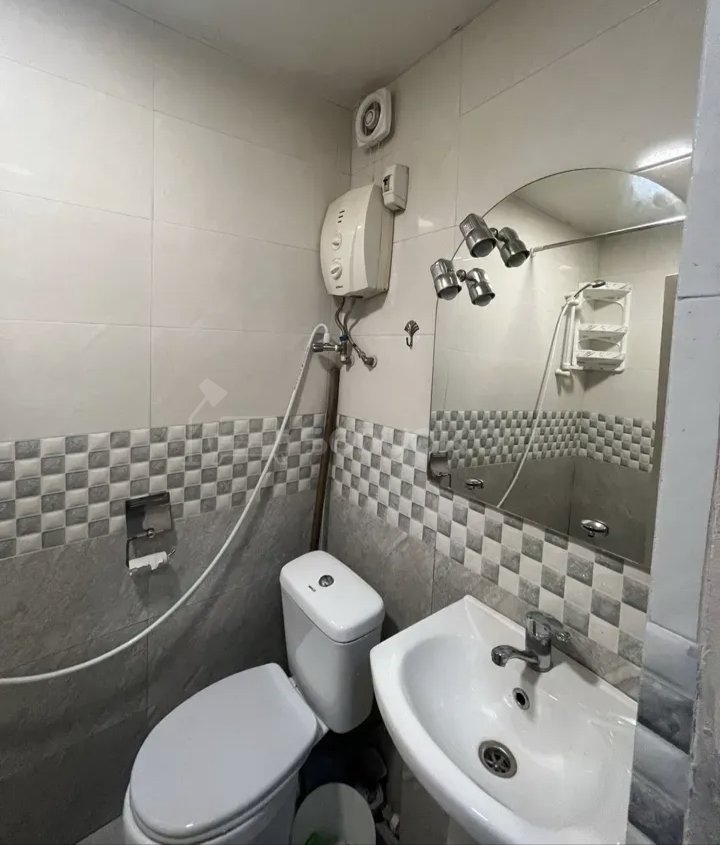 1 Սենյականոց Բնակարան Քարե Շենքում, 42քմ, 2/4 հարկ, Նորմալ Վիճակում, Կահավորված