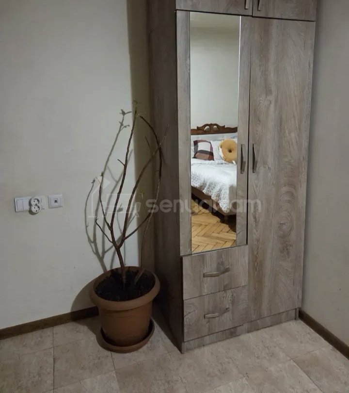 1 Սենյականոց Բնակարան Քարե Շենքում, 45քմ, 3/5 հարկ, Նորմալ Վիճակում, Կահավորված