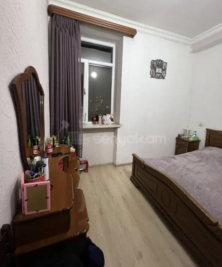 2 Սենյականոց Բնակարան Քարե Շենքում, 42քմ, 2/4 հարկ, Նորմալ Վիճակում, Կահավորված